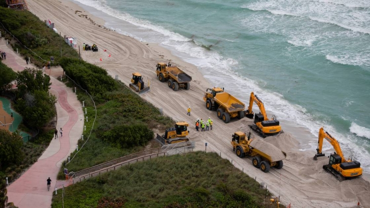 Des tonnes de sable déversées à Miami Beach pour lutter contre l’érosion de la plage