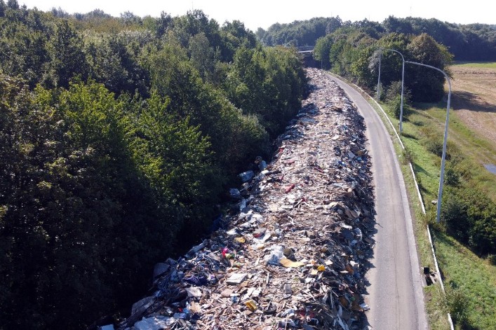 L’INCROYABLE AUTOROUTE DE DÉCHETS APRÈS LES INONDATIONS MEURTRIÈRES EN BELGIQUE