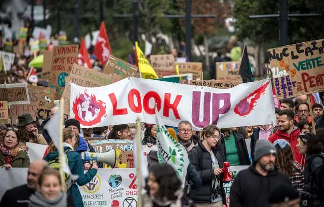 France- Présidentielle 2022 : « L’heure est plus que grave »… Des dizaines de milliers de manifestants pour remettre le climat au centre des débats