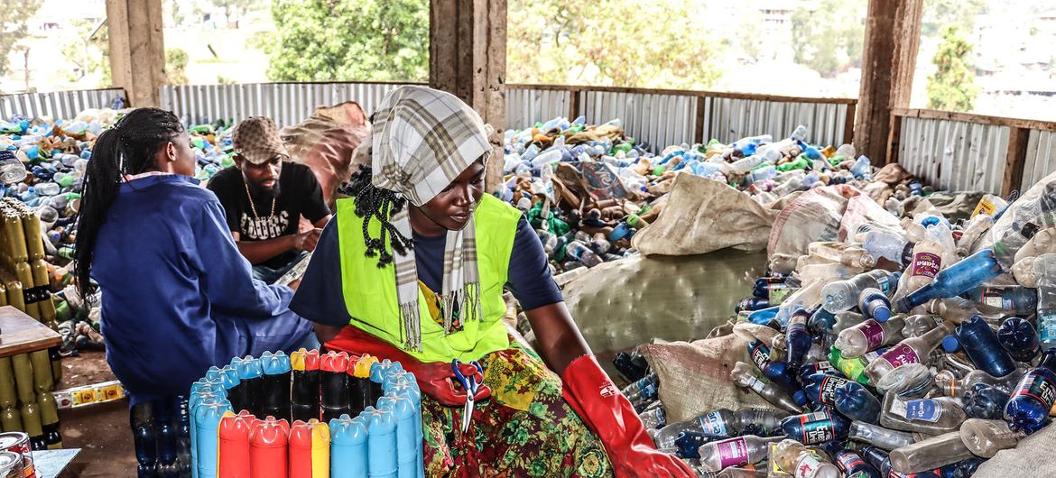 Les artisanes du développement durable : une Congolaise valorise les déchets plastiques et leur donne une seconde vie