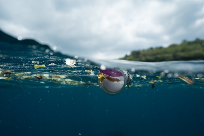 LUTTE CONTRE LA POLLUTION PLASTIQUE : LES DIRIGEANTS MONDIAUX S’ACCORDENT POUR RÉDIGER UN TRAITÉ “HISTORIQUE”