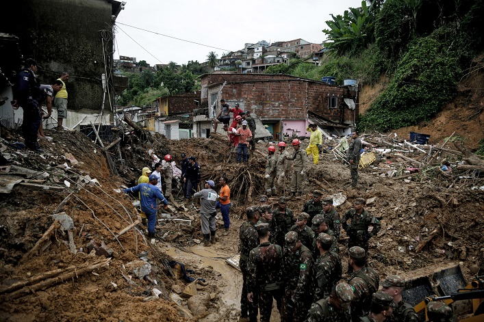 PLUS DE 100 MORTS DANS DES INONDATIONS AU BRÉSIL, L’URBANISATION SAUVAGE ET LE CHANGEMENT CLIMATIQUE POINTÉS DU DOIGT