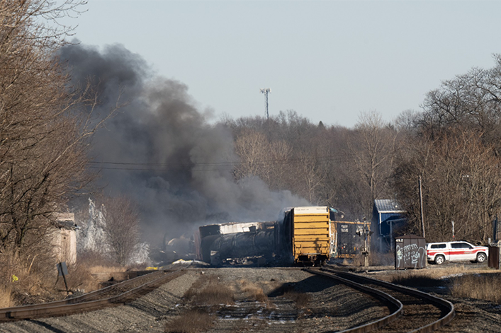 CATASTROPHE CHIMIQUE D’AMPLEUR AUX ÉTATS-UNIS APRÈS LE DÉRAILLEMENT D’UN TRAIN