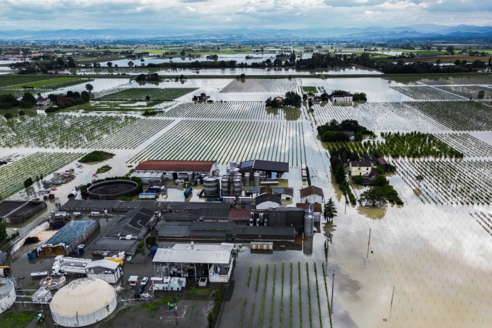 INONDATIONS EN ITALIE : LE BILAN S’AGGRAVE, LA POLÉMIQUE MONTE FACE À L’INACTION CLIMATIQUE